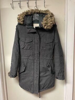 Aritzia Grey Hooded Puffer Parka with Faux Fur Trim XXS
